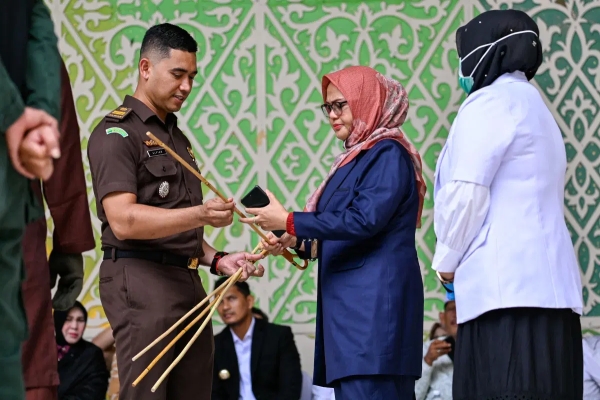 Indonesia lovers publicly flogged, received 100 strokes each for sex outside marriage