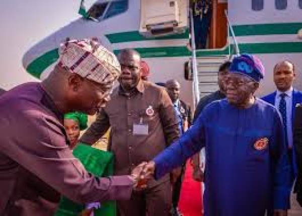 Sanwo-Olu accompanies Tinubu to airport after ‘mending fences’