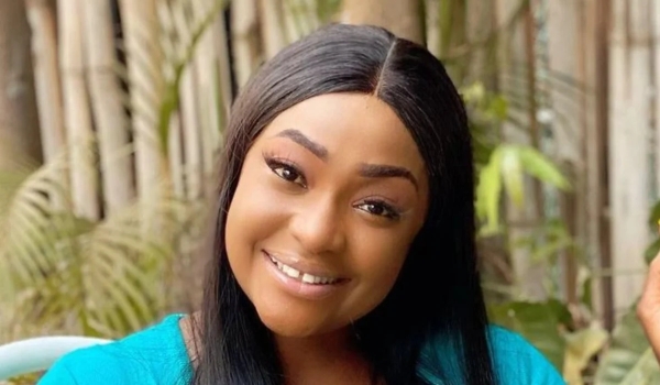 Popular Nollywood actress, Lizzy Gold calls out her father over entitlement mentality